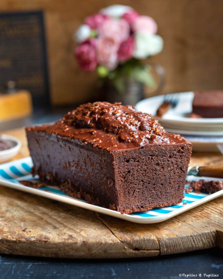 Торт из темного шоколада, шоколадно-миндальная глазурь