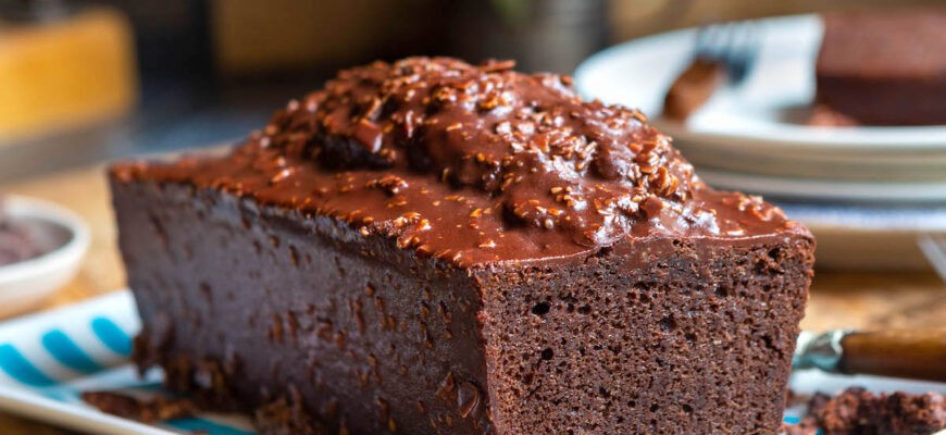 Торт из темного шоколада, шоколадно-миндальная глазурь